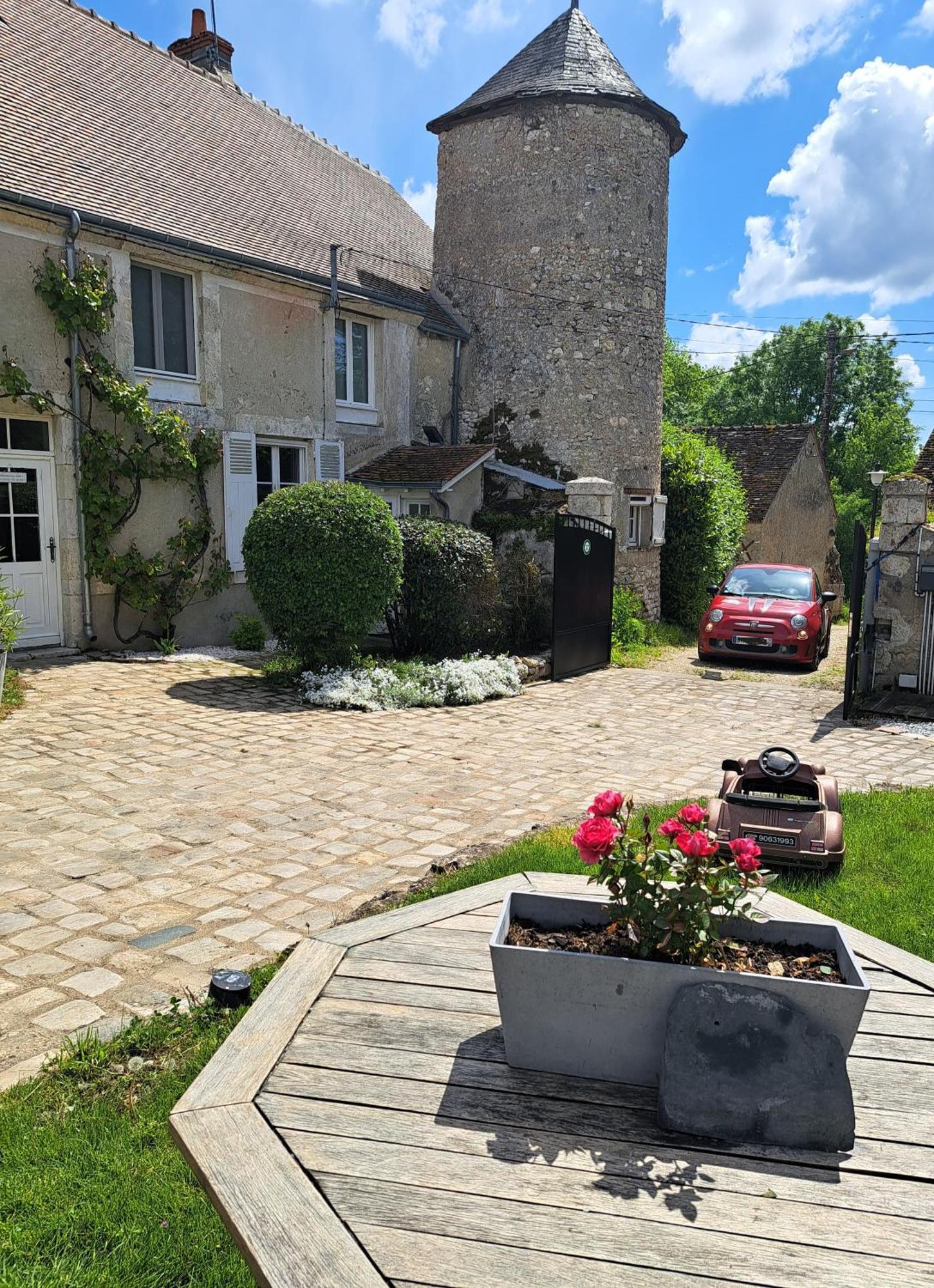 Gite De La Tour De Loire - 65 M2 Au Pied D'Une Tour De Gue Du 17Eme Siecle Mer Luaran gambar