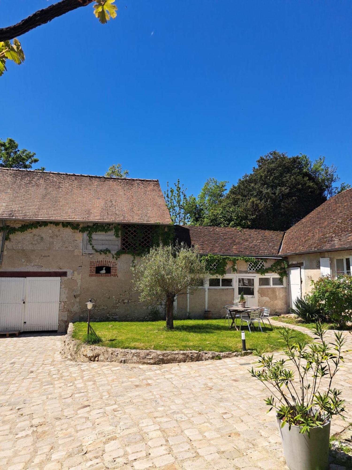 Gite De La Tour De Loire - 65 M2 Au Pied D'Une Tour De Gue Du 17Eme Siecle Mer Luaran gambar